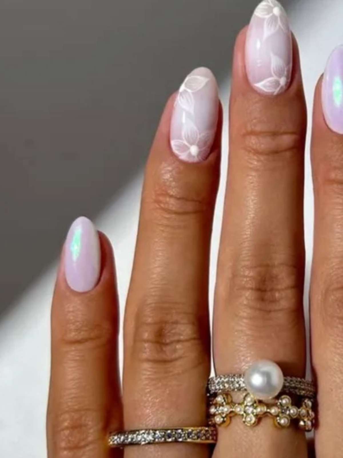 aplicar pó cromado branco em unhas de gel