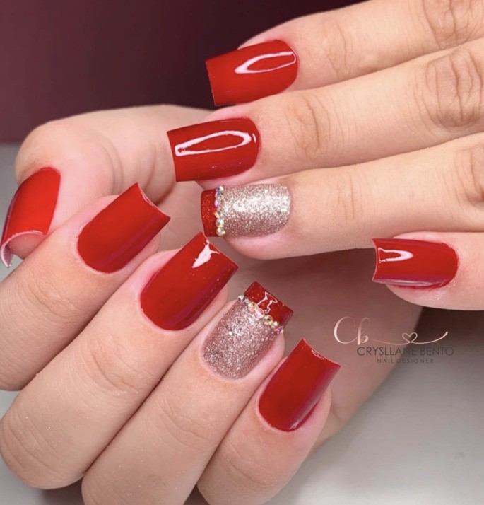 inspiração unhas curtas vermelhas diferentes