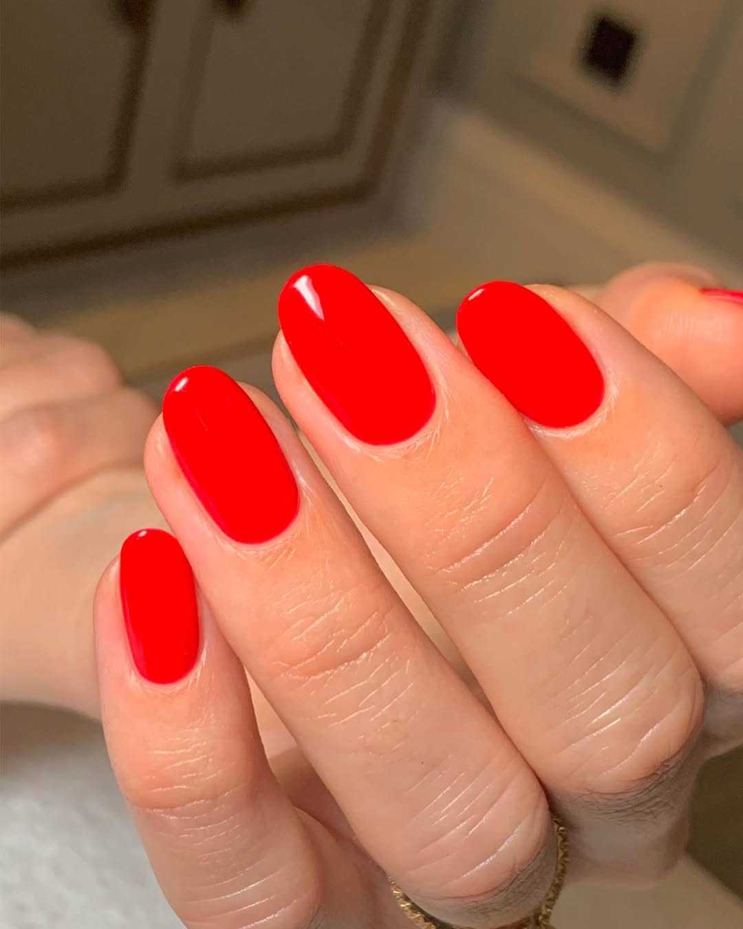 unha curta vermelha vs unha curta preta qual escolher