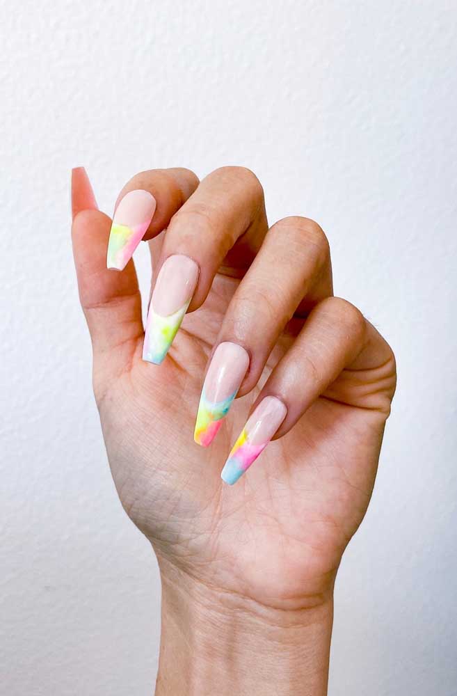 unha da mão francesinha