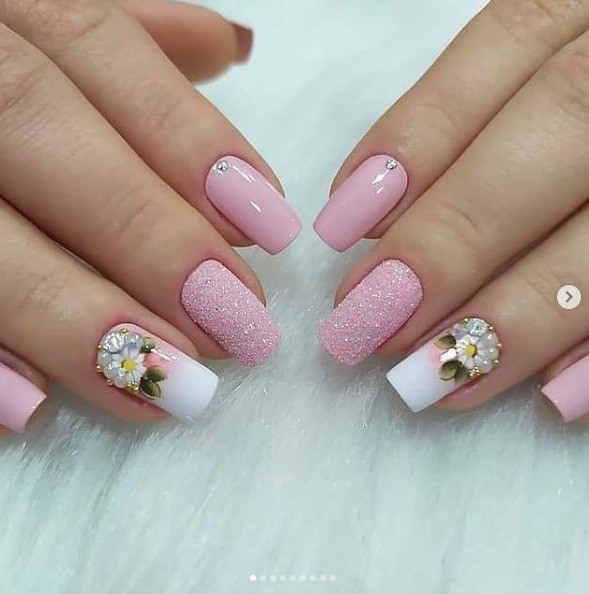 unha da mão rosa