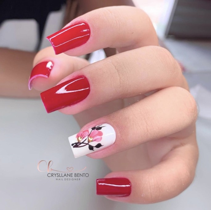 unha da mão vermelha