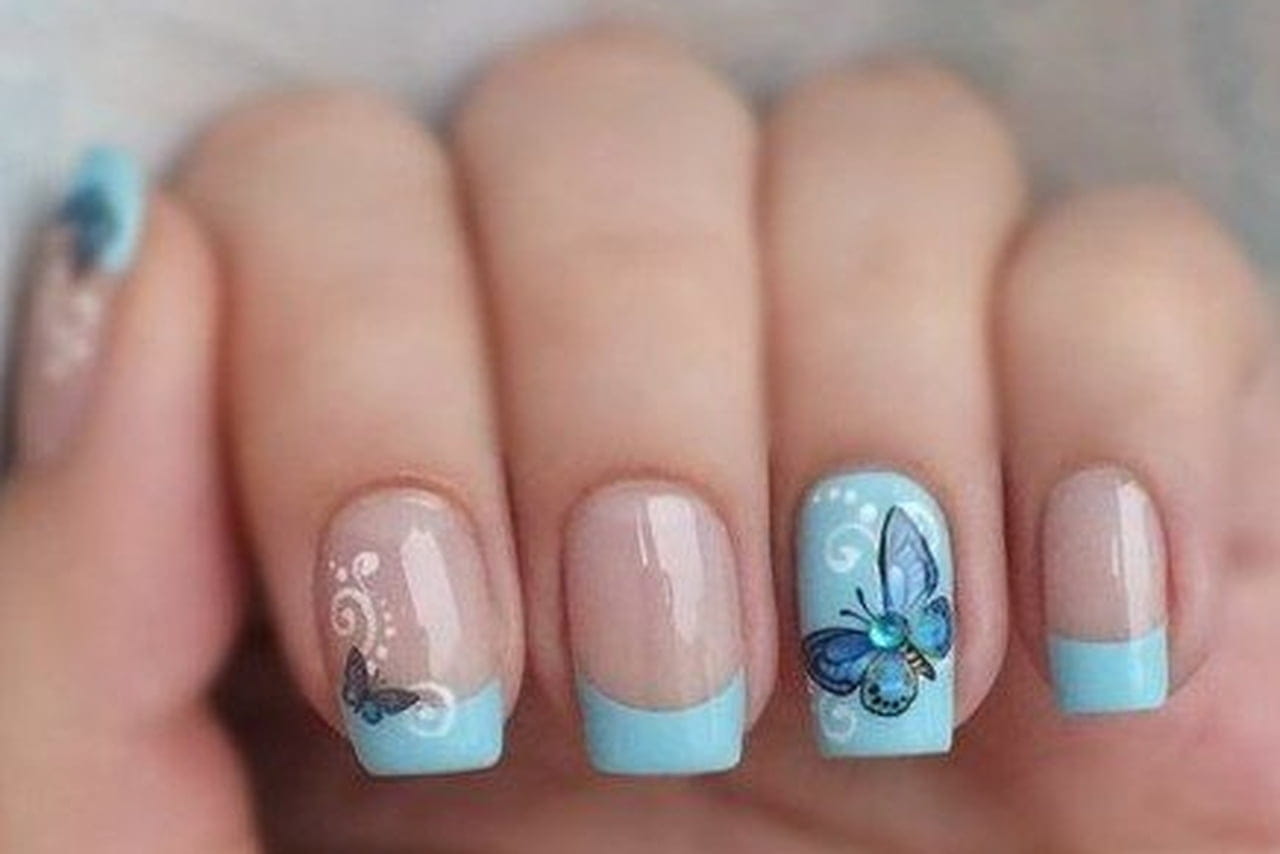 unha borboleta azul claro com glitter