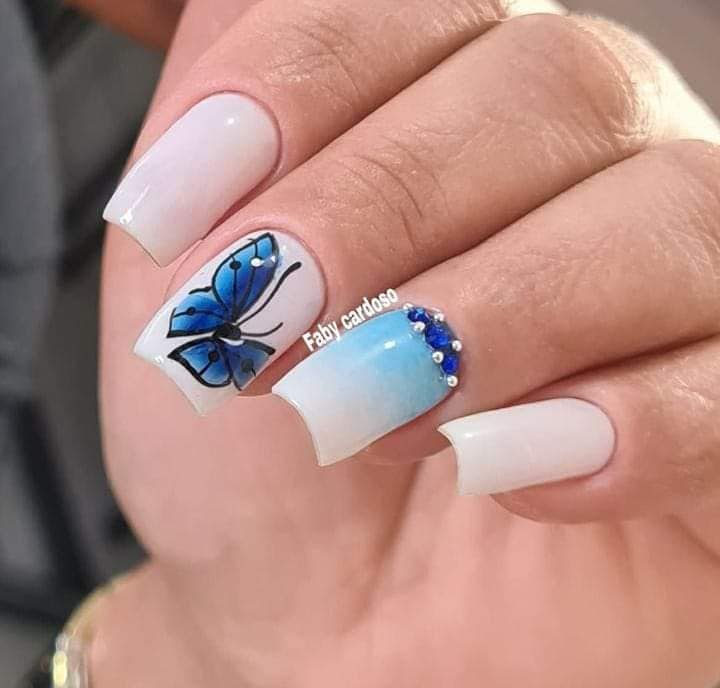 unha borboleta azul claro com glitter