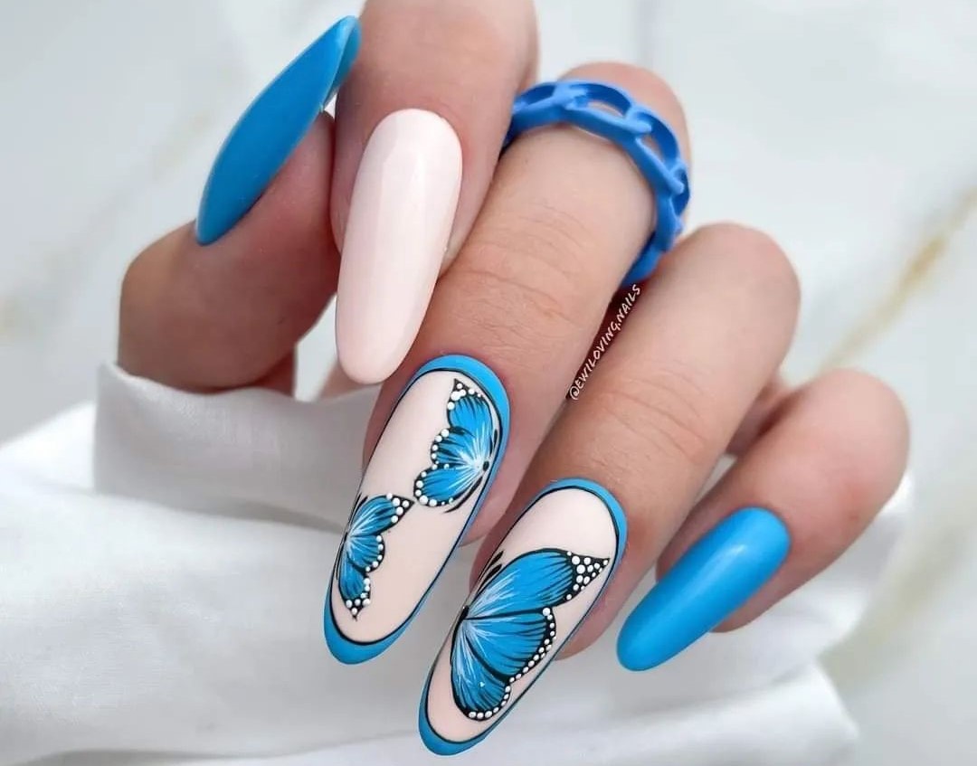 unha azul claro com borboleta