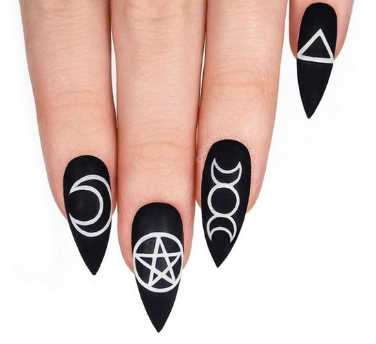 5 ideias de títulos:
1. Unhas de Bruxa: O Guia Completo para Fantasias e Nail Art
2. Desvende o Mistério das Unhas de Bruxa: De Acessórios a Símbolos Místicos
3. Nail Art 