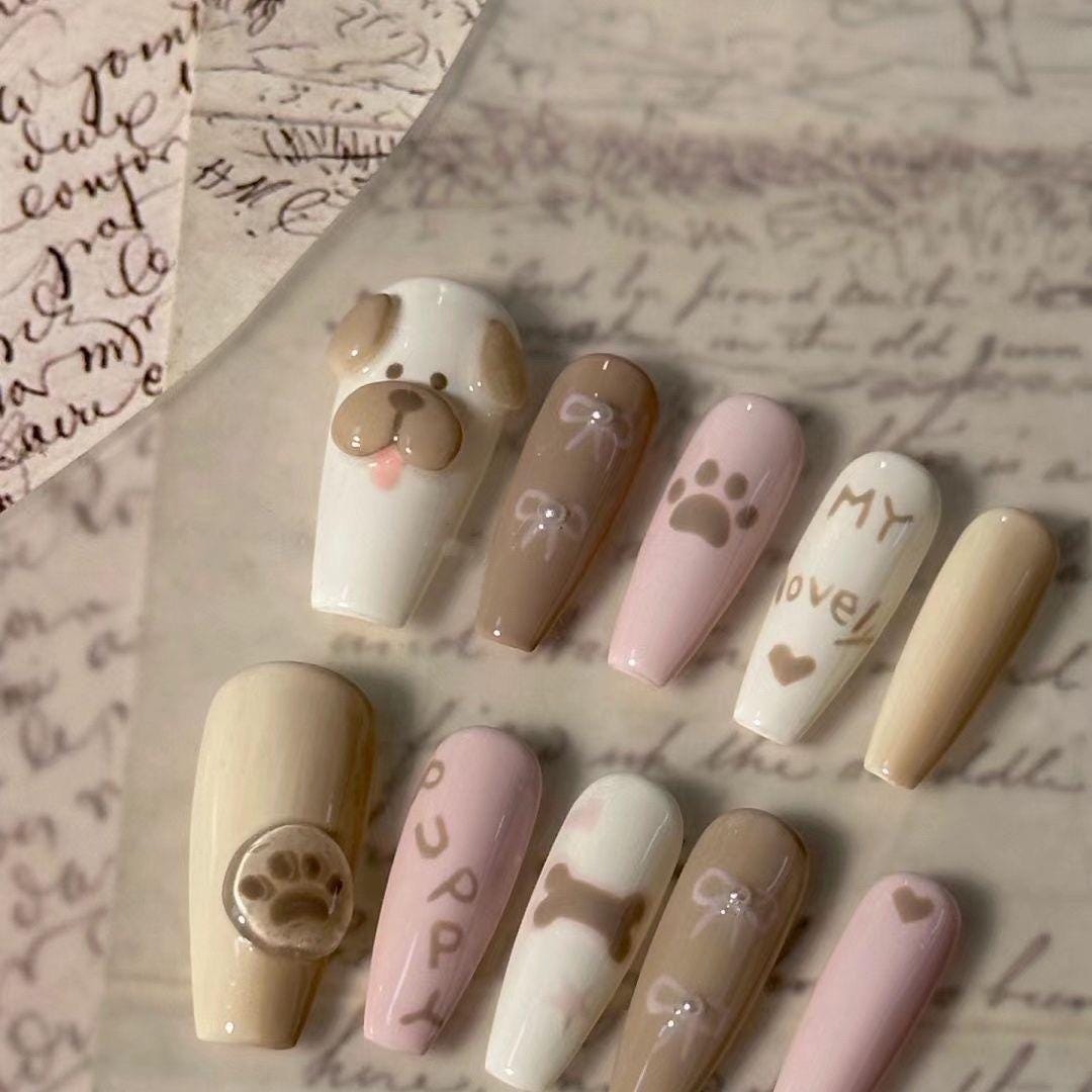 1. Como escolher o alicate ideal para cortar a unha do seu cachorro.
2. Identificando o sabugo: Guia completo para não errar no corte.
3. Unhas pretas: Técnicas seguras para cortar sem machucar.
4. Frequência ideal: Quando cortar as unhas do seu cão?
5. Alternativas ao corte em casa: Quando procurar um profissional?