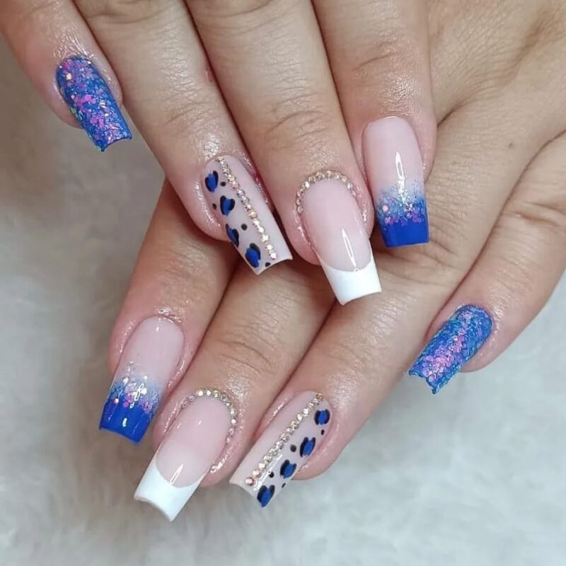 unha de fibra azul escuro com glitter
