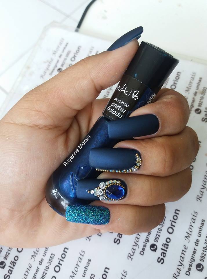 unha de gel e fibra azul escuro