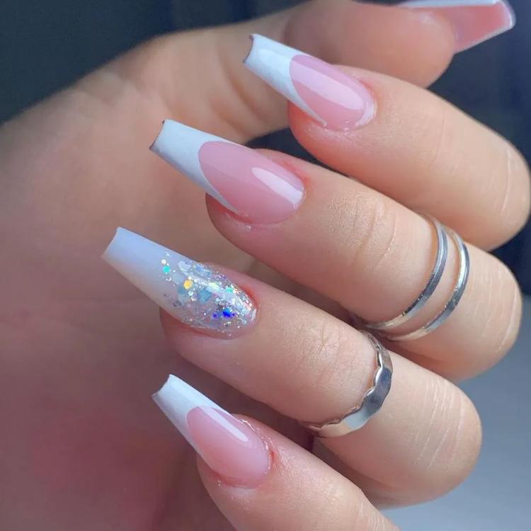 unha de fibra branca decorada