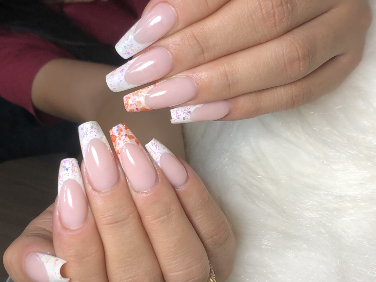 unha de fibra francesinha reversa com glitter
