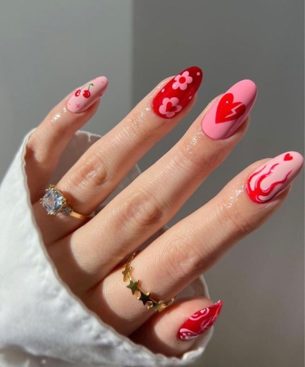 manutenção de unha de fibra vermelha amendoada