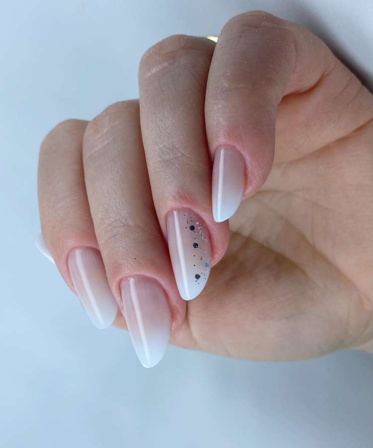 unha de gel amendoada