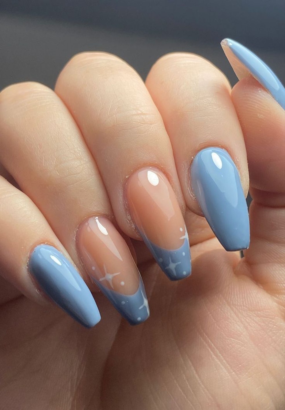 unha azul claro decorada com strass