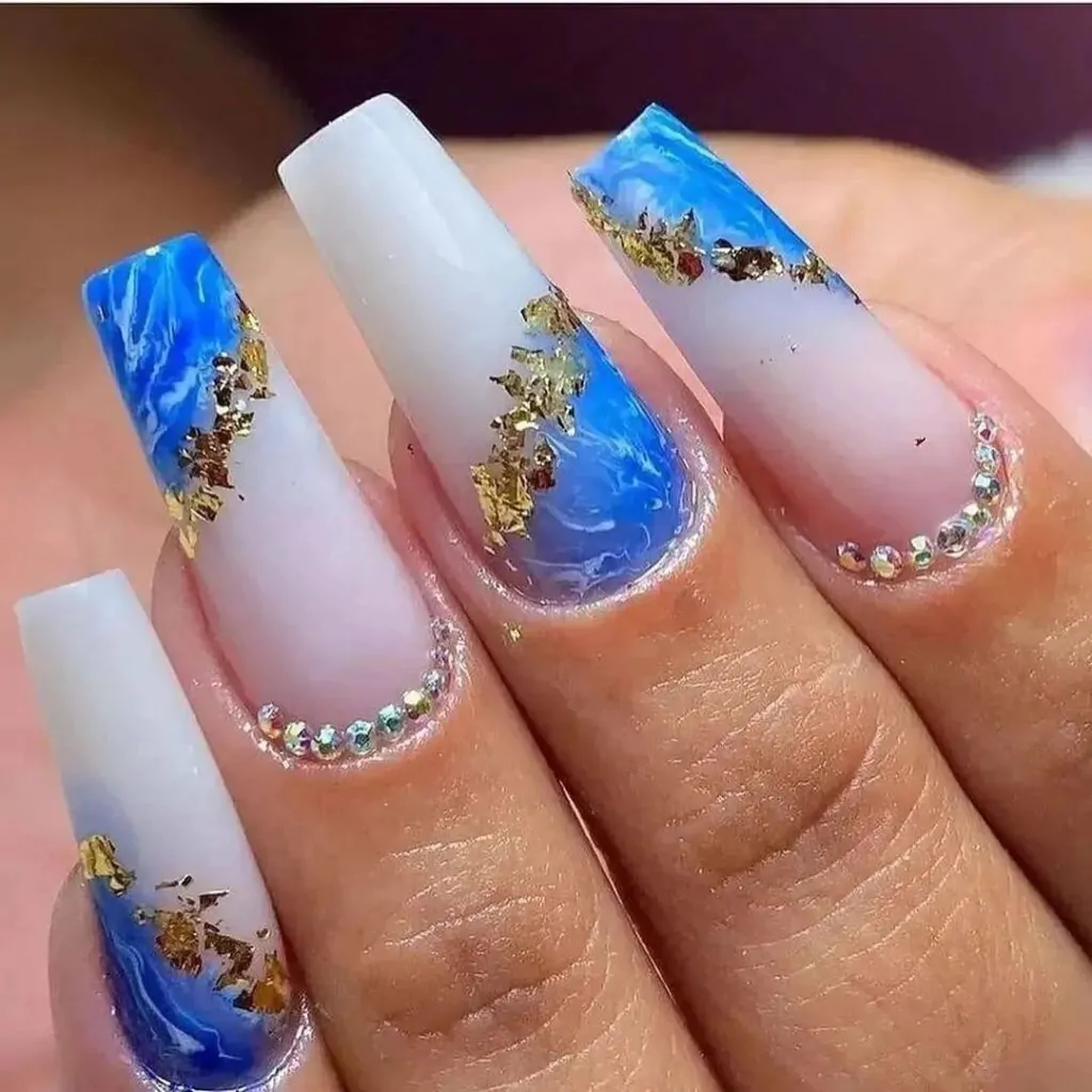 unha de gel azul escuro com strass