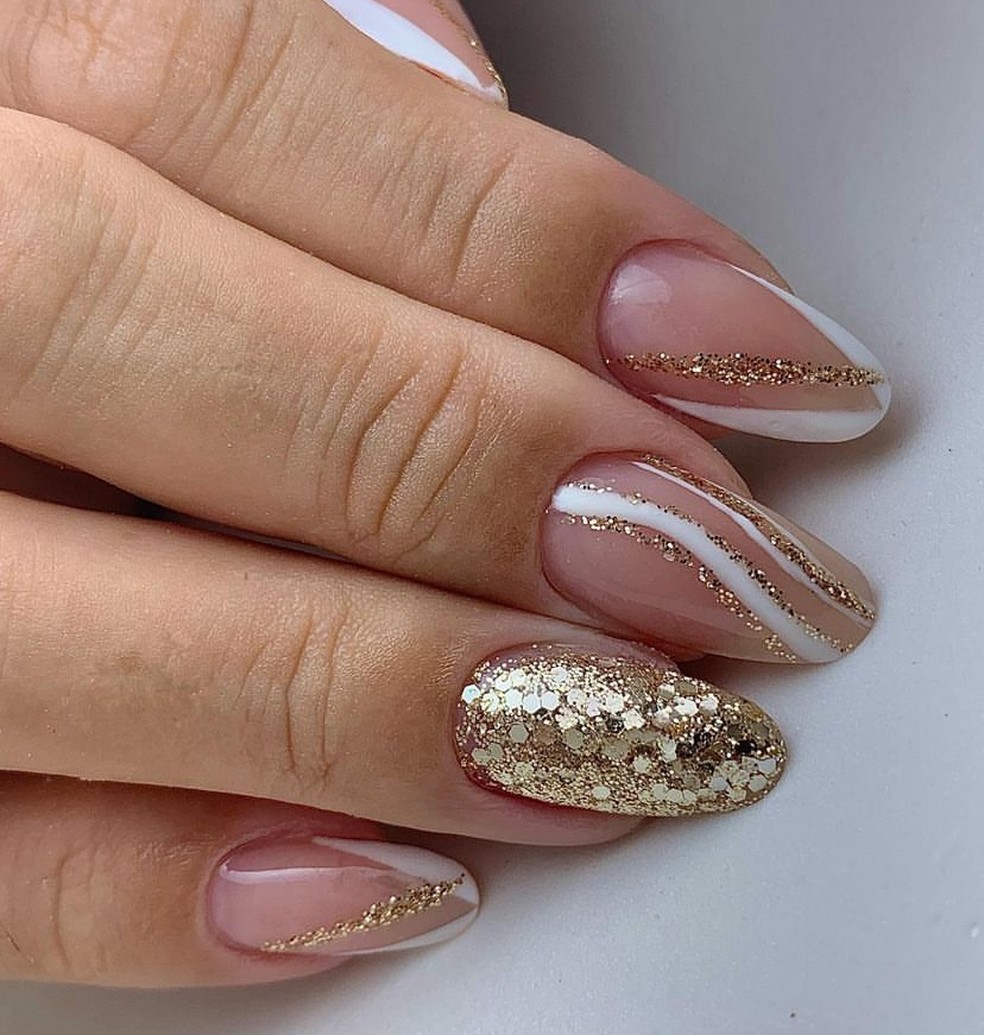 unha de gel branca com dourado