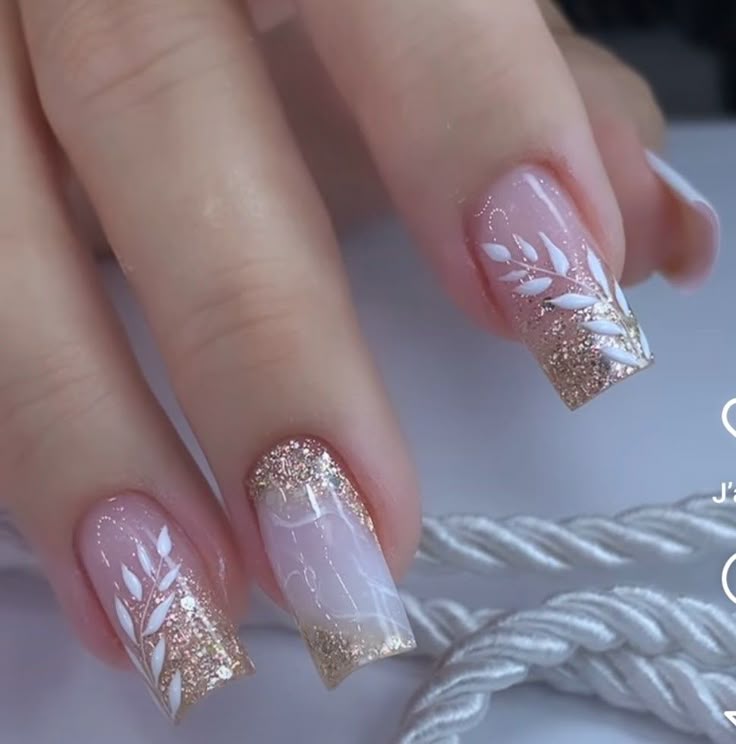 ideias de unhas de gel brancas com dourado para festas