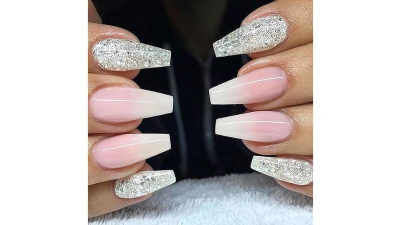 ideias de unhas de gel brancas com glitter