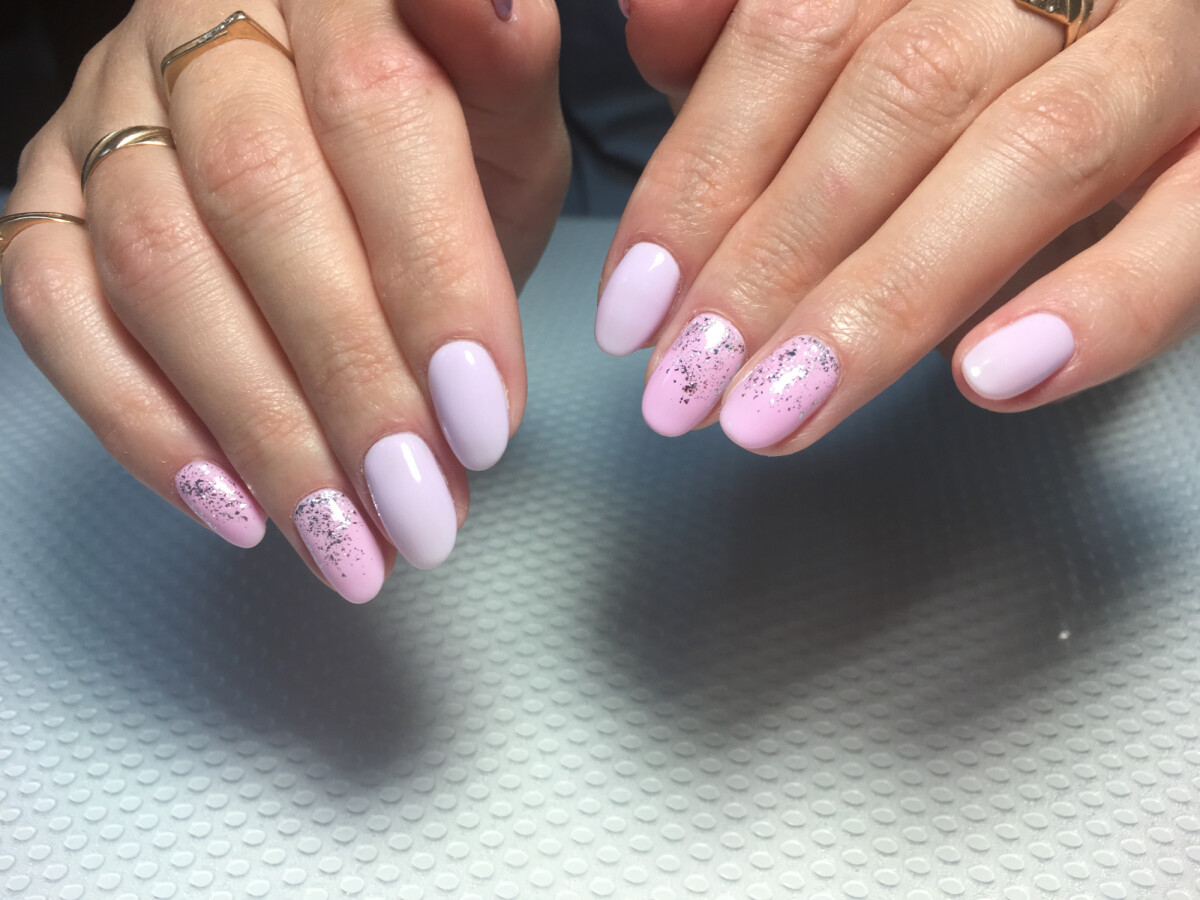 unha de gel decorada glitter rosa minimalista