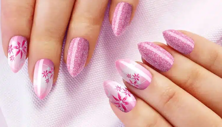 unha de gel com francesinha glitter rosa