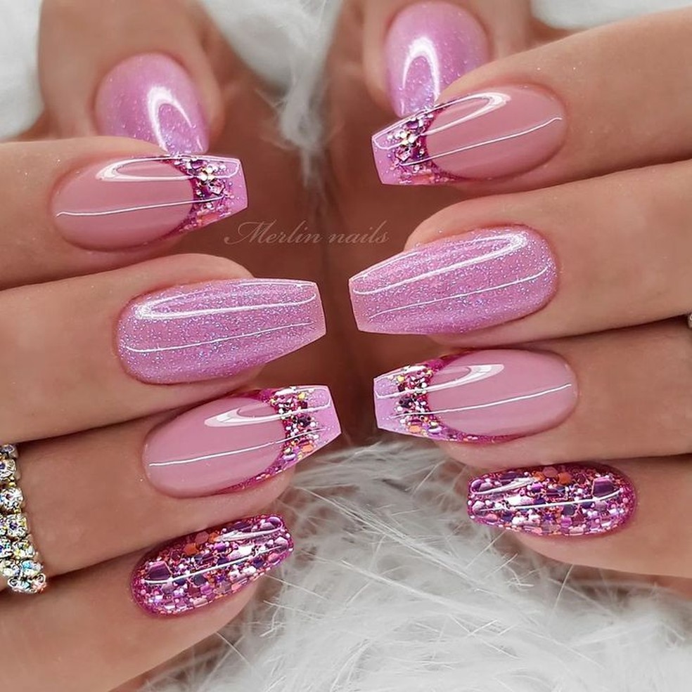 unha de gel encapsulada glitter rosa