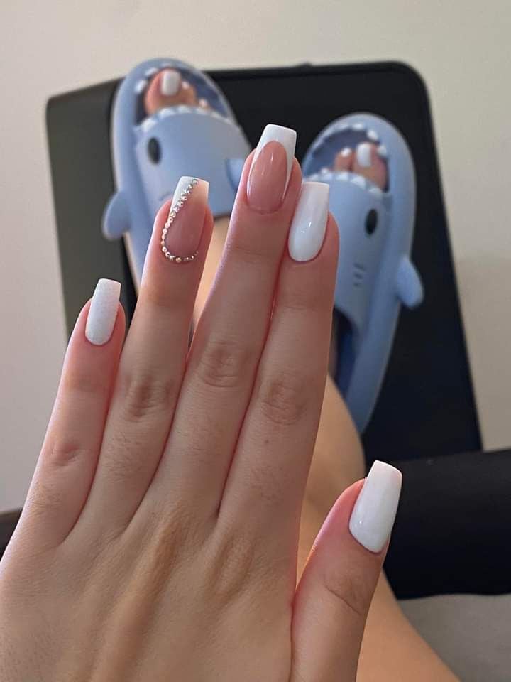 Unhas Encapsuladas: Charme e Delicadeza com Flores e Brilhos