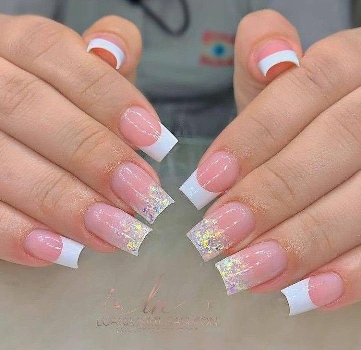 unha de gel decorada delicada branca