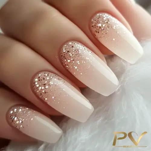 unha de gel decorada delicada com glitter