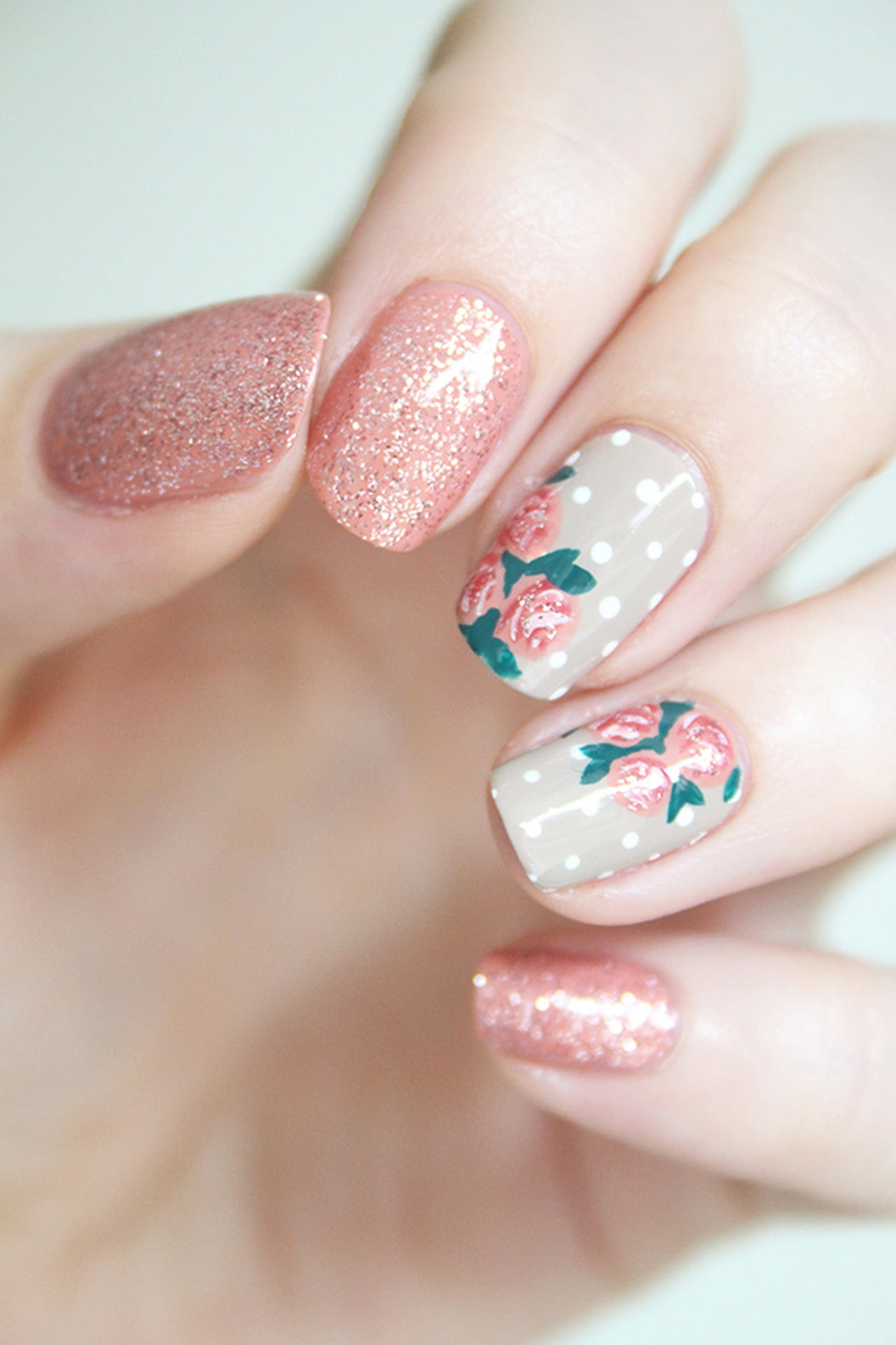 unha de gel decorada delicada com glitter vs unha de acrílico com glitter
