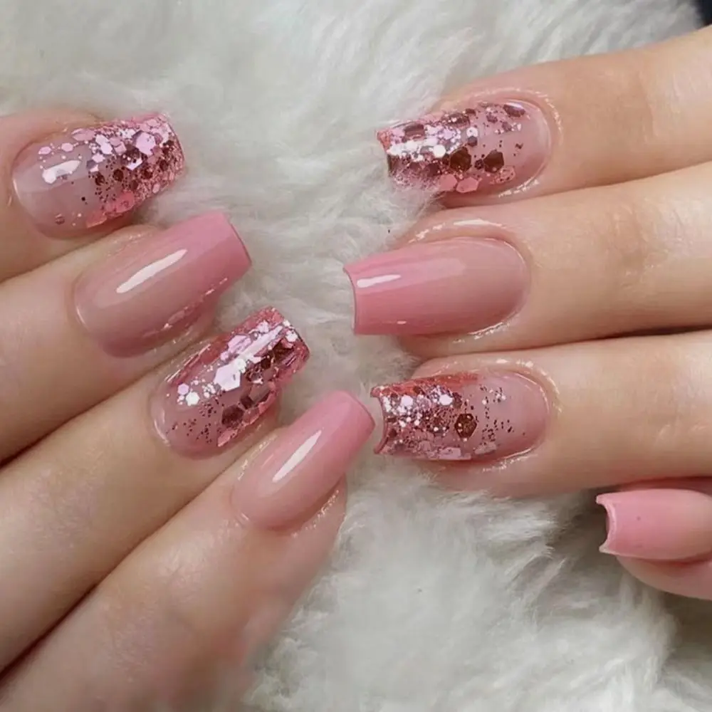 unha de gel decorada delicada rosa claro