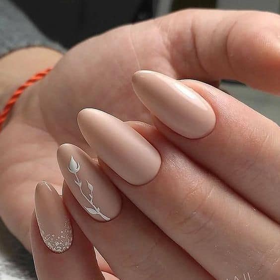 inspiração unha de gel decorada nude com flores