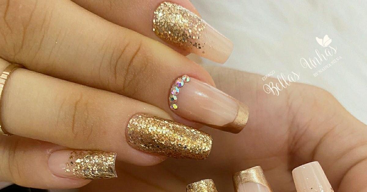 unha de gel dourada minimalista