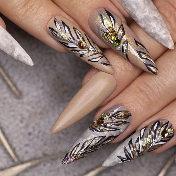 unha de gel dourada com esmalte nude