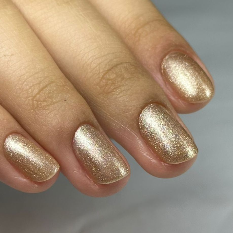 unha de gel dourada com esmalte preto