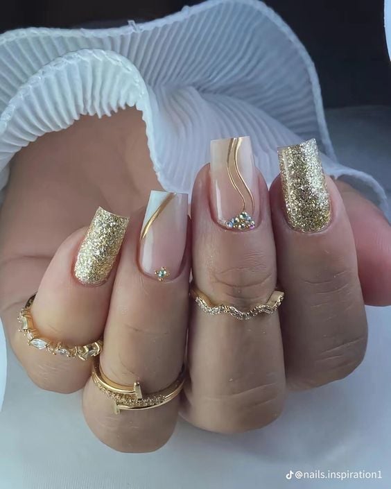 unha de gel dourada com esmalte nude