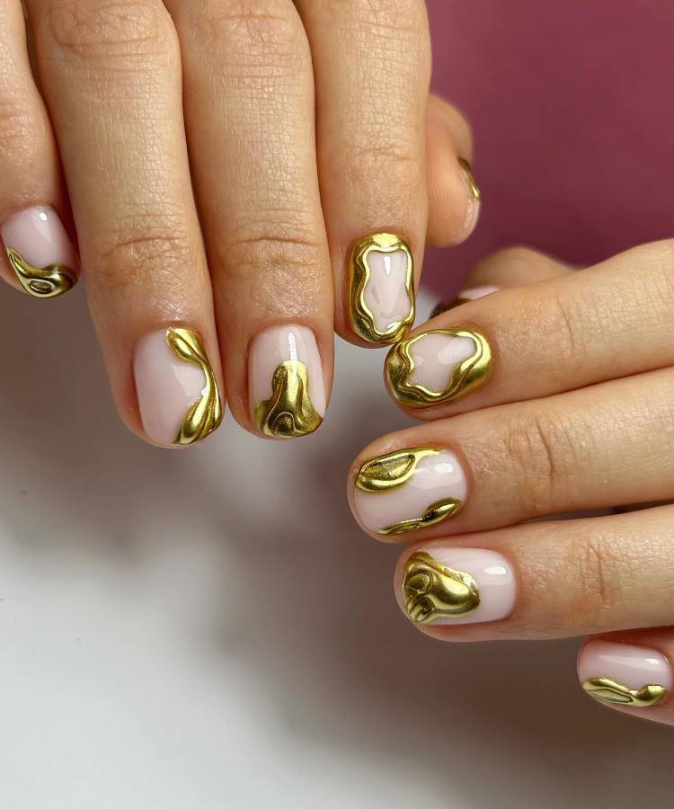 unha de gel dourada com esmalte branco