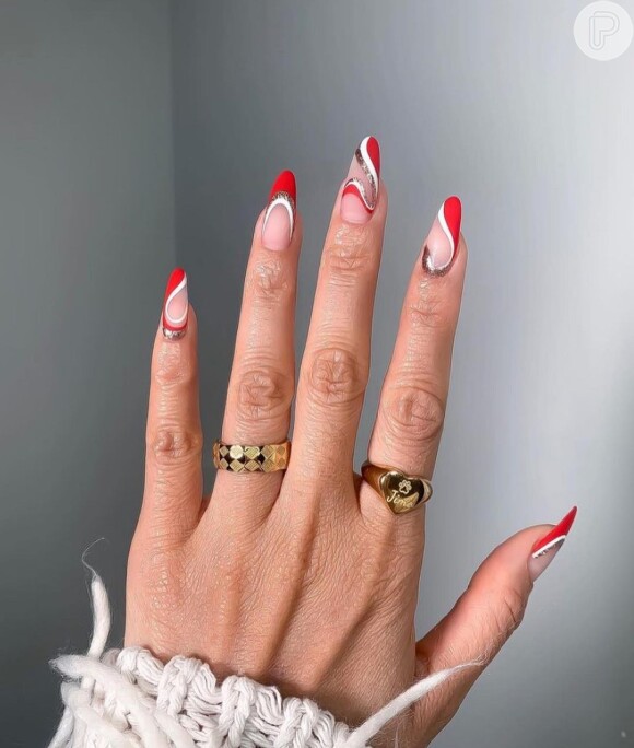 unha de gel vermelha com detalhes dourados para o natal