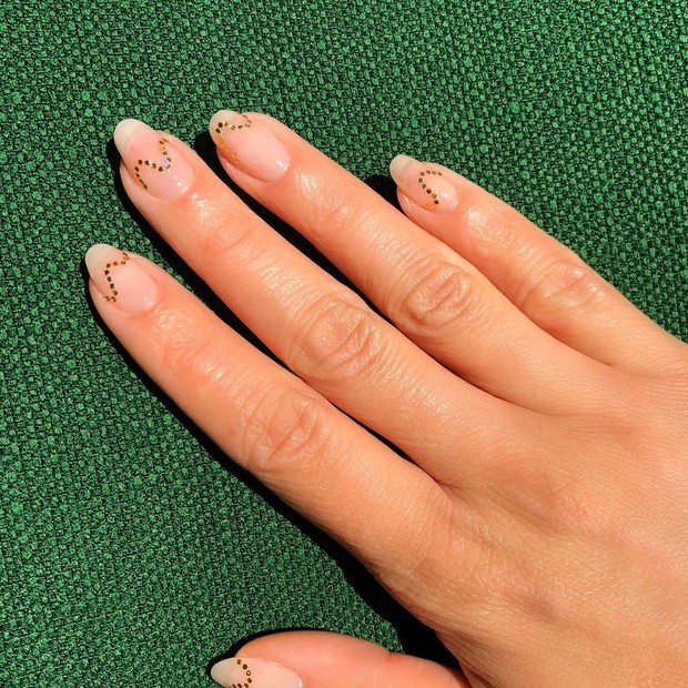 Técnicas de aplicação de gel para unhas naturais: Banho de gel vs. Esmaltação