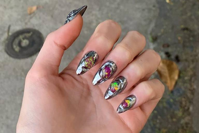 unha de gel pontuda