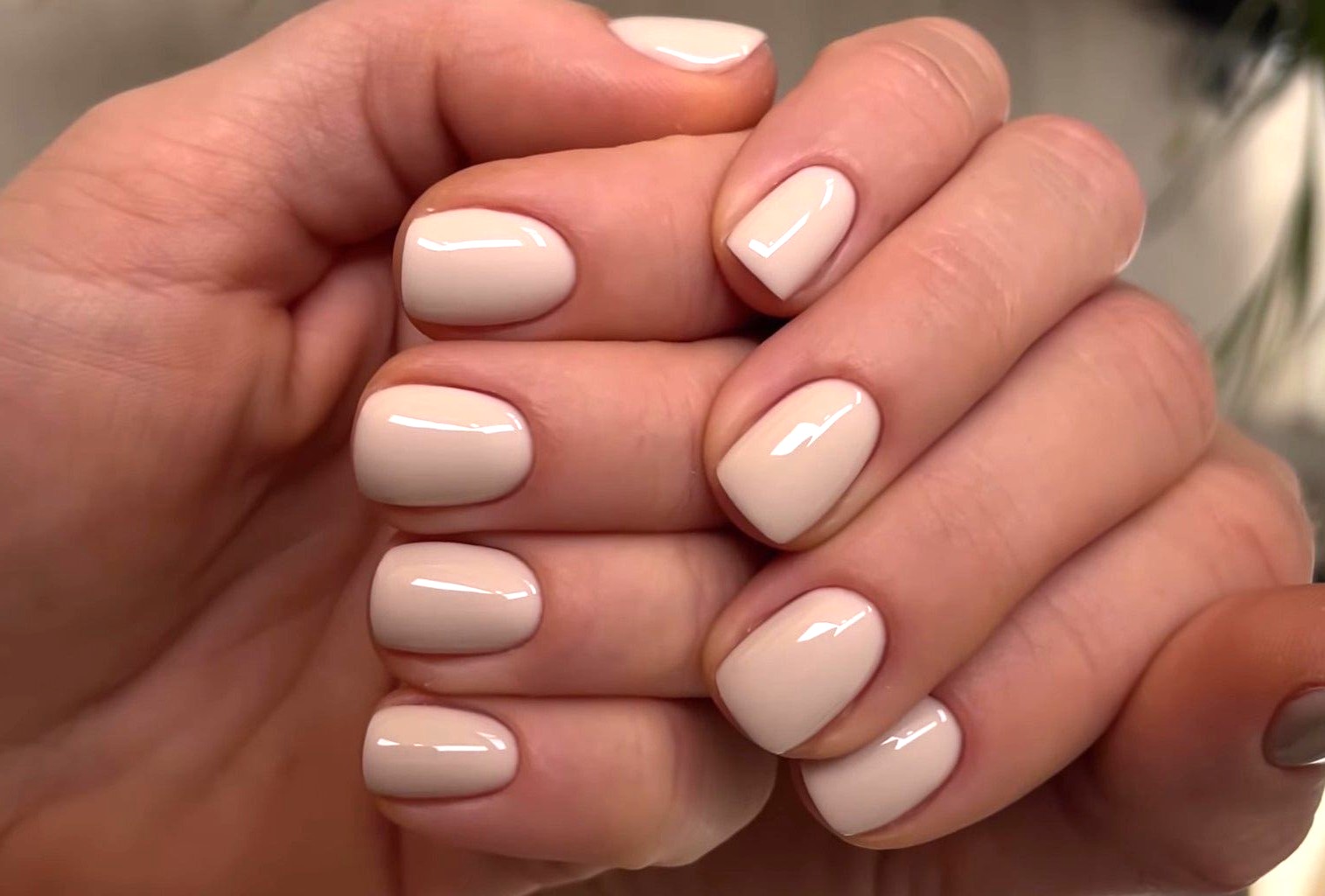 As Cores de Esmalte Essenciais para Unhas Curtas em 2026