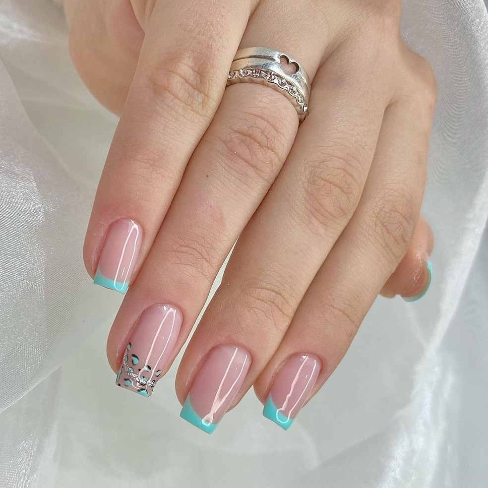 unha de gel quadrada curta baby boomer