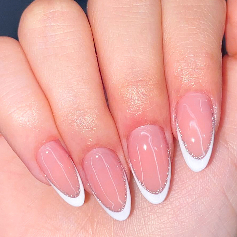 unha de gel redonda branca minimalista