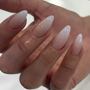 unha de gel redonda branca minimalista