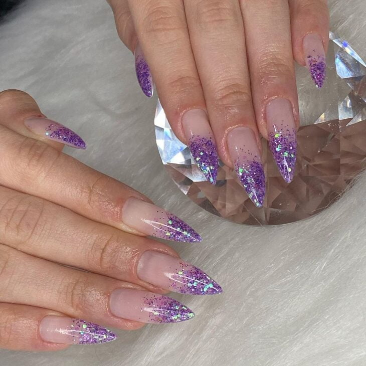 unha de gel roxa com glitter