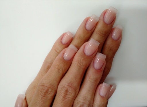 unhas de gel formato amendoado
