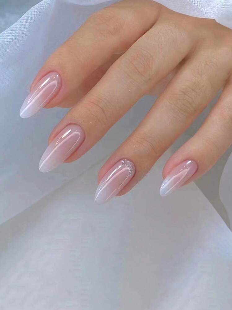 Unhas de gel com brilho discreto