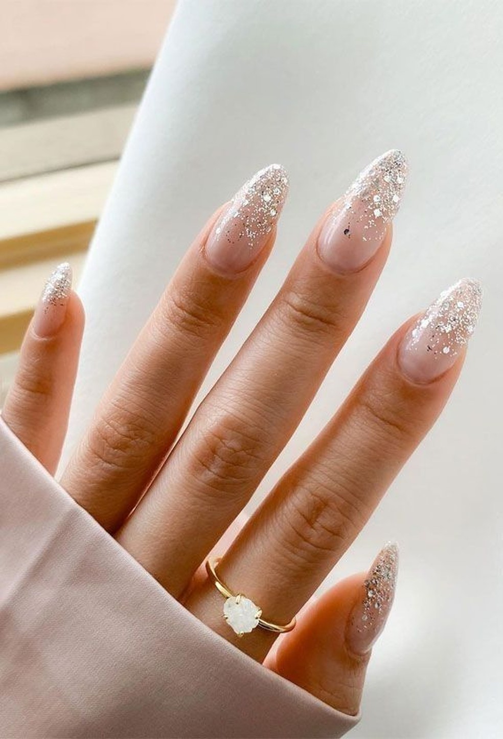unha de noiva com glitter grosso