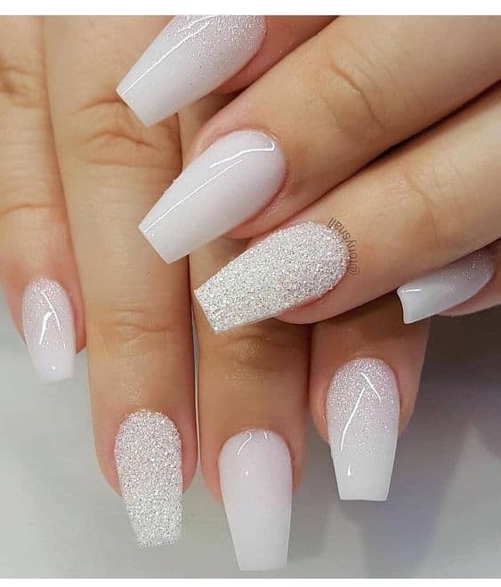unha de noiva com glitter acrílico