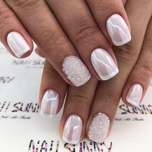 unha de noiva com glitter amendoada