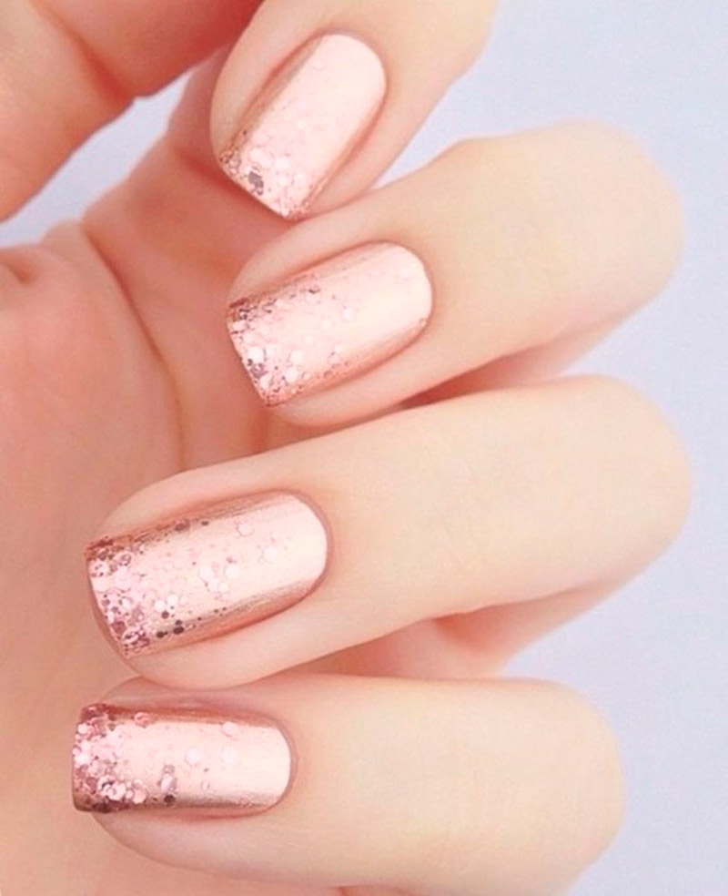unha de noiva com glitter discreto